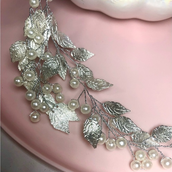 Beautiful Decorative Headpiece, of Faux Pearls and Hammered Silver Leaves. - Picture 2 of 5